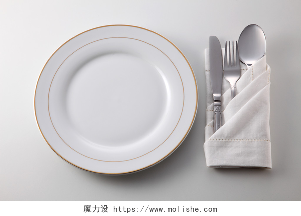 白色背景上的一份餐具与餐具折叠的餐巾